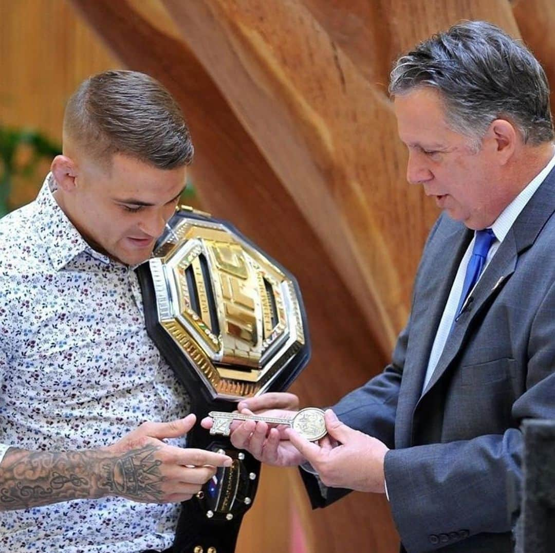 UFCさんのインスタグラム写真 - (UFCInstagram)「#UFC236 champions headed home this week: 🏆 @DustinPoirier received a key to Lafayette, Louisiana! 🏆 @Stylebender returned to his childhood school in Nigeria!」5月18日 2時26分 - ufc