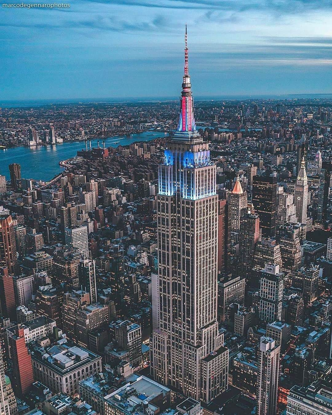 Empire State Buildingさんのインスタグラム写真 - (Empire State BuildingInstagram)「Happy Hour at the #EmpireStateBuilding is basically a right of passage… 😉 @STATEGrill 🍻 . 📷: @marcodegennarophotos」5月18日 2時35分 - empirestatebldg