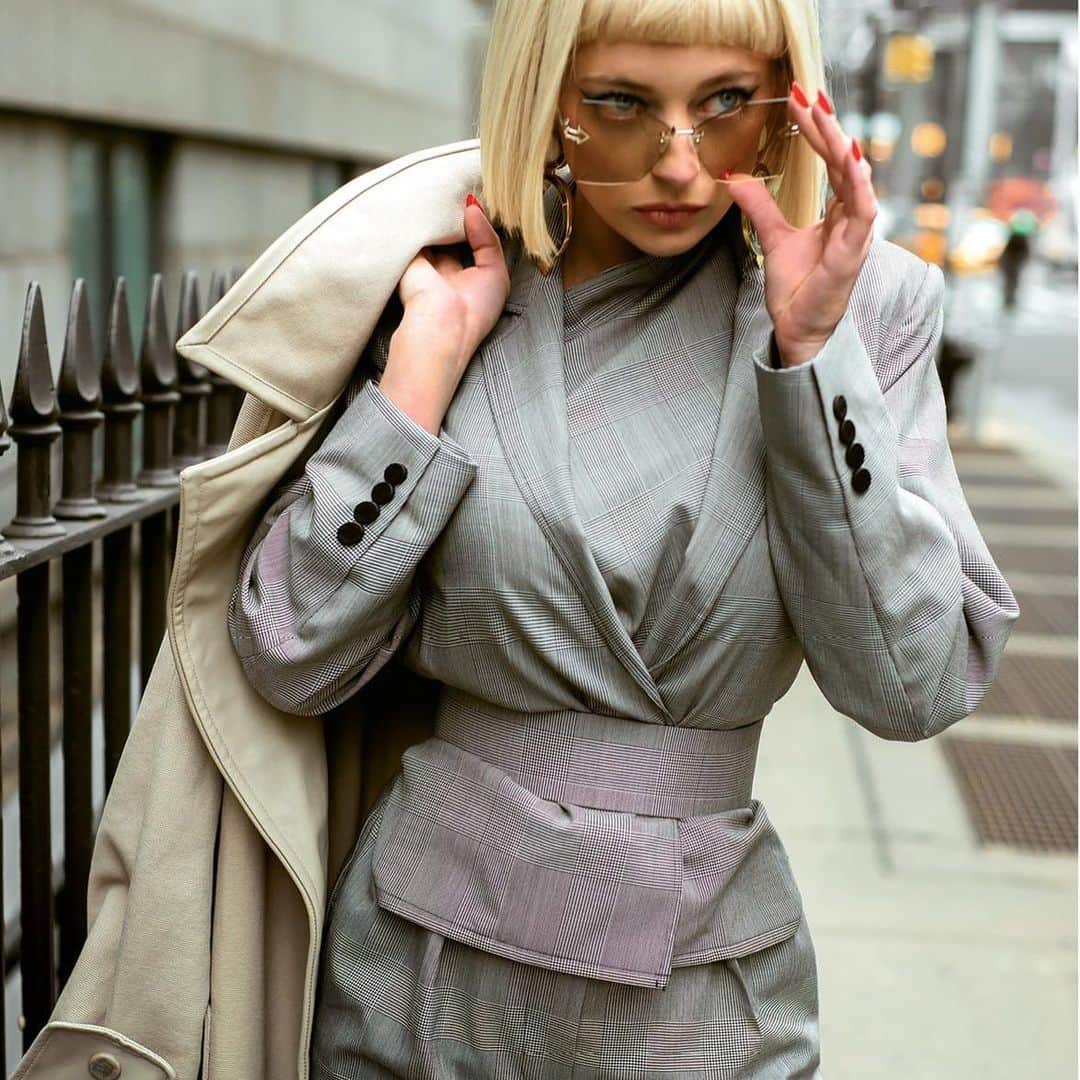 Monica Sordoさんのインスタグラム写真 - (Monica SordoInstagram)「✨What we love more that a 90’s power suit “situation”? Well, @carolinevreeland rocking it with our YMA Earrings!l Thanks @claudiatrondon and @usahola for this dose of coolness ✨✨ and find your perfect pair now in stores in  all sort of new combinations! #MonicaSordo #StatementEarrings #CarolineVreeland」5月18日 2時35分 - monicasordo