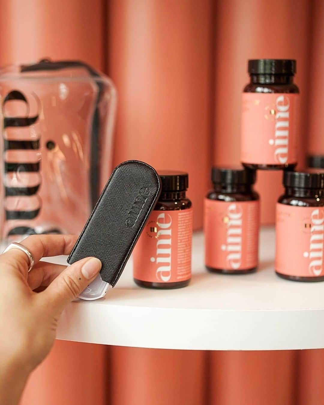 lisa gachetさんのインスタグラム写真 - (lisa gachetInstagram)「Alerte aux cadeaux ! Pour fêter la venue de @aimeskincare à la boutique, nous avons décidé de vous gâter et on vous propose de vous faire gagner 5 trousses contenant une boite de Summer Glow et un étui de voyage pour vos compléments ! C’est le premier concours de la marque et pour jouer c’est facile ! Suivez-nous et laissez-nous un commentaire sous cette photo en nous disant si vous connaissez Aime ! {Concours Terminé}」5月18日 2時30分 - makemylemonade