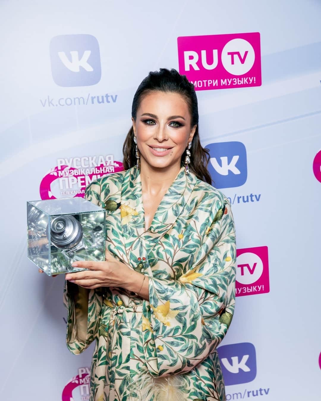 RU.TVさんのインスタグラム写真 - (RU.TVInstagram)「💕 «DIVA» Ани Лорак @anilorak в прошлом году стало лучшим концертным шоу. ⠀ 💥 В 2019 году в этой номинации представлены по-настоящему грандиозные концертные программы, каждая из которых достойна победы! ⠀ ⚡ Кто получит заветный самовар? Выбирай достойнейшего на сайте RU.TV ⠀  #rutv #рутв #премиярутв2019 #премиярутв」5月18日 2時30分 - ru_tv