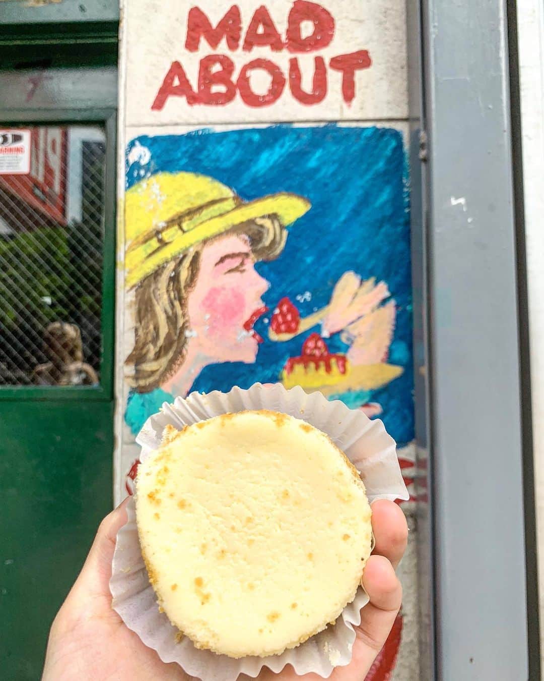 松林裕香さんのインスタグラム写真 - (松林裕香Instagram)「Magnolia Bakeryのマフィンと、Eileen’s Special Cheesecakeのチーズケーキ💘💘💘 マフィンはかなり甘いから甘いもの好きな人にオススメ。 チーズケーキはめっちゃ美味しい😍 . #yukajourneyy#旅#海外旅行#旅#女子旅#アメリカ#NY#NewYork#ニューヨーク#カフェ#Cafe」5月18日 2時50分 - yukapiano_