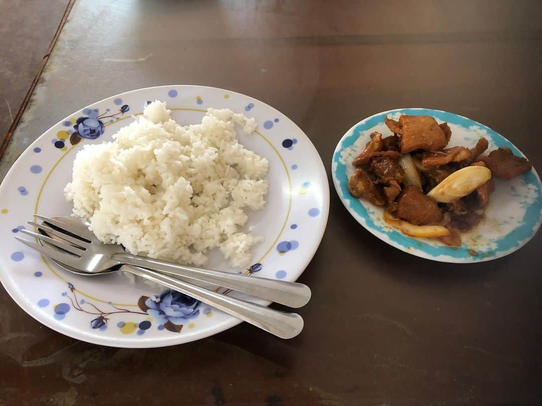 てっぺいさんのインスタグラム写真 - (てっぺいInstagram)「1枚目→16日の昼飯 ベトナムのホーチミンのお店のビーフステーキ定食 5万ドン（250円） 2枚目→17日の昼飯 カンボジア国境付近の道の駅的なところ 2ドル（200円） 3枚目→17日の夕飯 カンボジアのプノンペンの個人経営の駄菓子屋のあんぱん 40円 #東南アジア #ご飯 #ナイスてっぺー」5月18日 2時54分 - nice_teppee