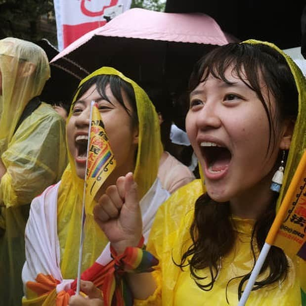 Eileen Kellyさんのインスタグラム写真 - (Eileen KellyInstagram)「🌈BREAKING: In some much needed good news, Taiwan has become the first Asian country to legalize same sex marriage.  Now, some queer joy for your feed ❤️💚💜💛」5月18日 3時11分 - killerandasweetthang