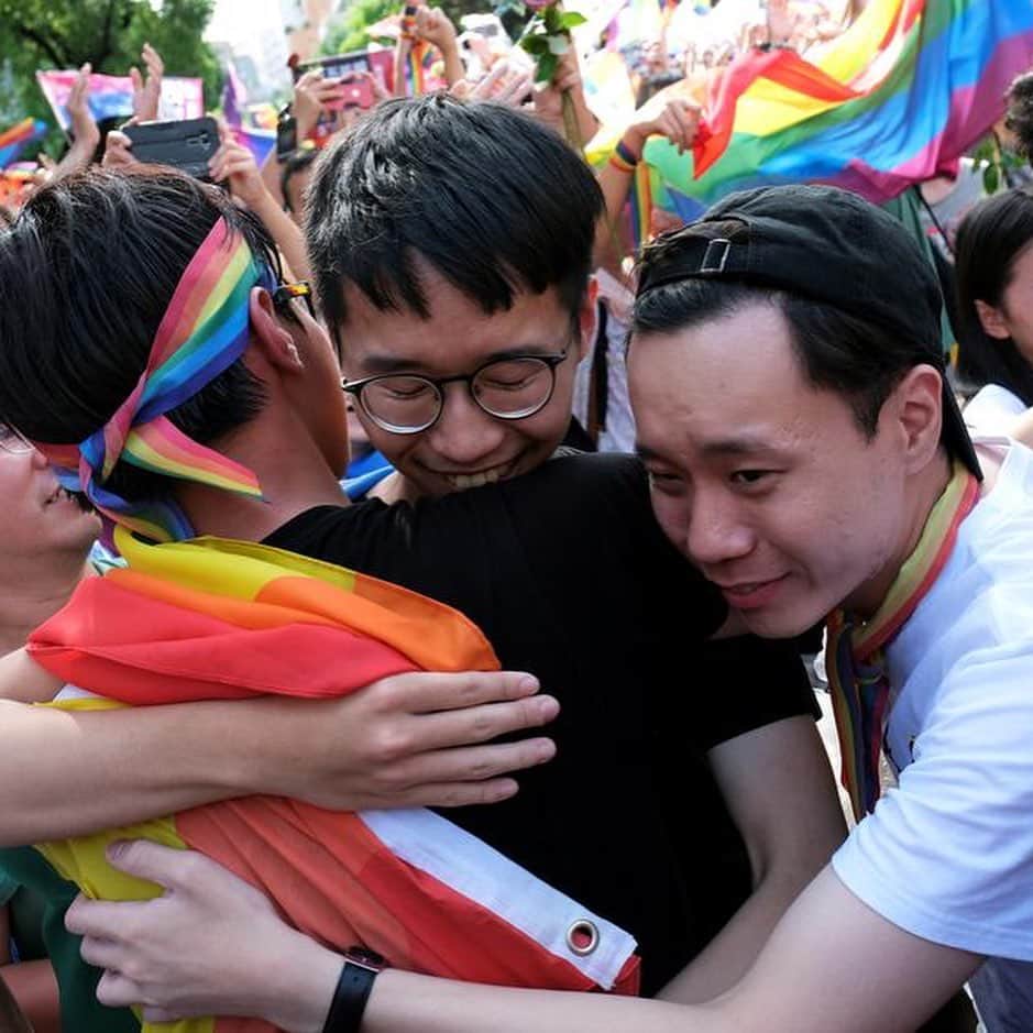 Eileen Kellyさんのインスタグラム写真 - (Eileen KellyInstagram)「🌈BREAKING: In some much needed good news, Taiwan has become the first Asian country to legalize same sex marriage.  Now, some queer joy for your feed ❤️💚💜💛」5月18日 3時11分 - killerandasweetthang
