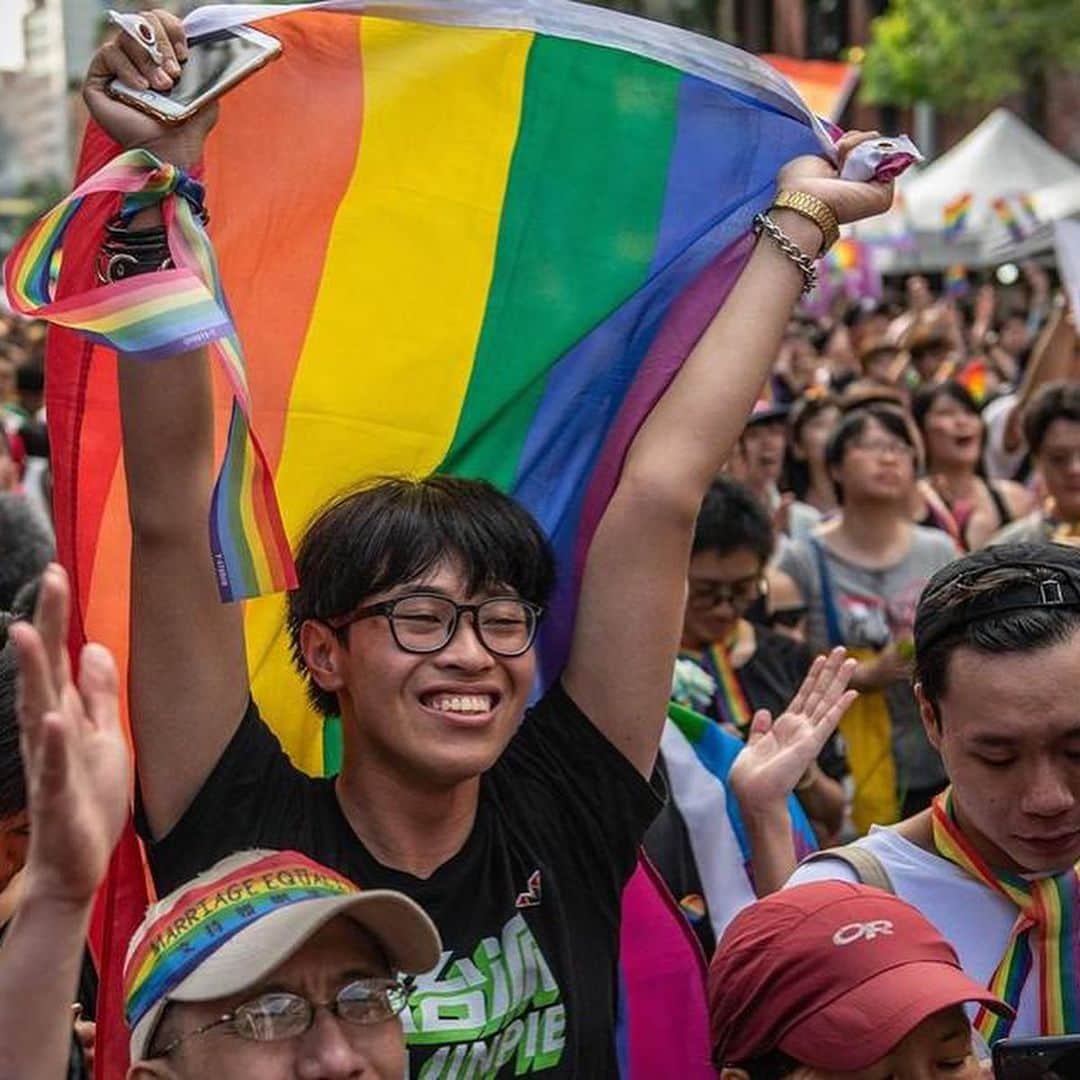 Eileen Kellyさんのインスタグラム写真 - (Eileen KellyInstagram)「🌈BREAKING: In some much needed good news, Taiwan has become the first Asian country to legalize same sex marriage.  Now, some queer joy for your feed ❤️💚💜💛」5月18日 3時11分 - killerandasweetthang