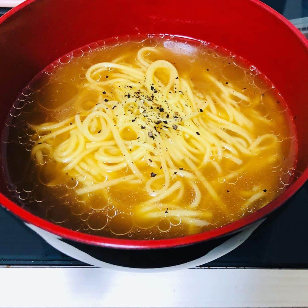 ラーメンみしゅくのインスタグラム：「新潟濃厚豚骨醤油ラーメン 濃厚だけど脂が重くないの〜 ホント美味しすぎ🤤 #インスタントラーメン #新潟ラーメン #豚骨醤油ラーメン #新潟 #ラーメン」