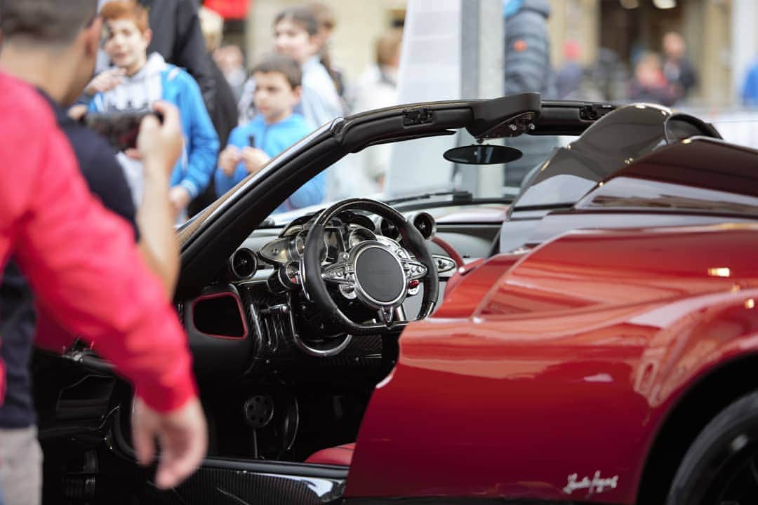 パガーニ・アウトモビリのインスタグラム：「As might be expected... the crowd went crazy for the Pagani Huayra Roadster!  #MotorValleyFest #pagani #huayra #huayraroadster #zonda20 #zonda20anniversary #zondacollection」