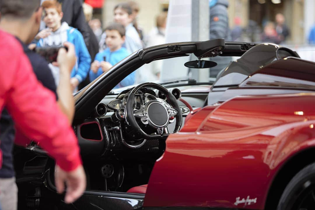 パガーニ・アウトモビリさんのインスタグラム写真 - (パガーニ・アウトモビリInstagram)「As might be expected... the crowd went crazy for the Pagani Huayra Roadster!  #MotorValleyFest #pagani #huayra #huayraroadster #zonda20 #zonda20anniversary #zondacollection」5月18日 3時13分 - paganiautomobili