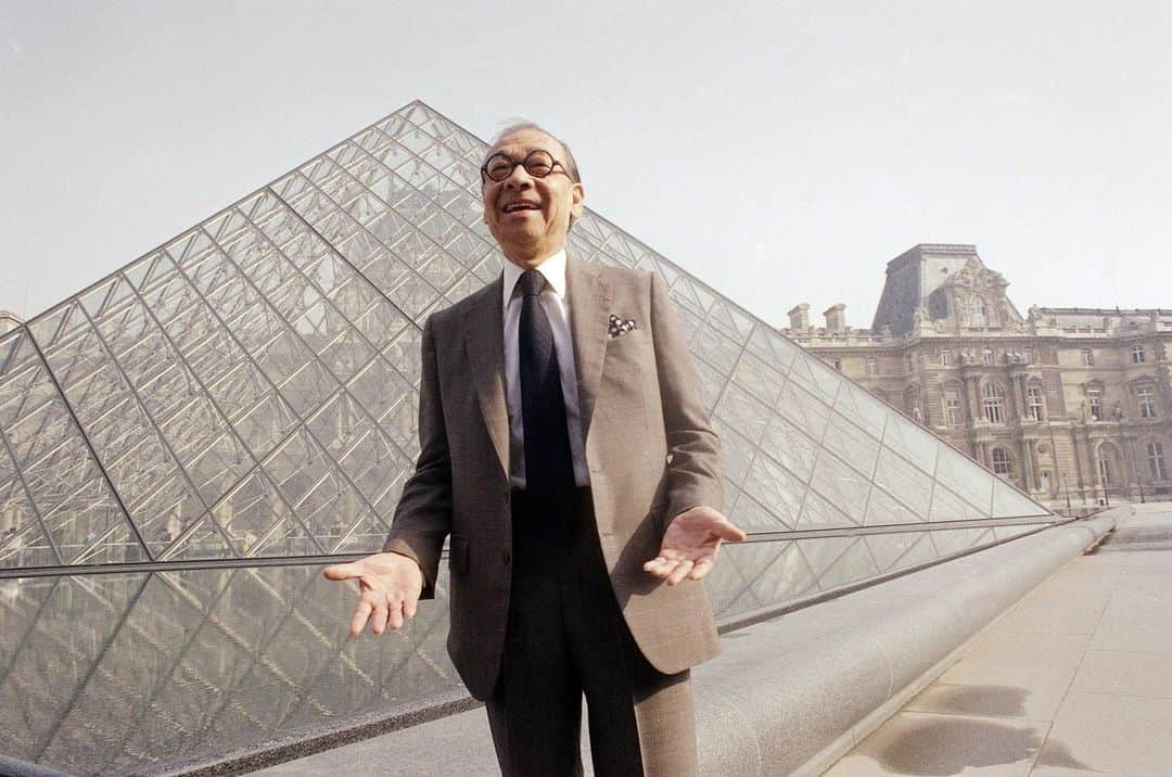 ルモンドさんのインスタグラム写真 - (ルモンドInstagram)「Ieoh Ming Pei, l’architecte de la pyramide du Louvre, est mort dans la nuit du mercredi 15 mai au jeudi 16 mai à New York. Mondialement connu, originaire de Chine, il avait été choisi en 1983 par François Mitterrand pour concevoir l’entrée principale du musée parisien. Parmi ses bâtiments remarquables, l’extension de la National Gallery of Art, à Washington. Il avait 102 ans. - L’architecte Ieoh Ming Pei devant la pyramide du Louvre à Paris, en mars 1989. Photo : Pierre Gleizes / AP (@apnews) - #Louvre #Architecture #IeohMingPei」5月18日 3時16分 - lemondefr