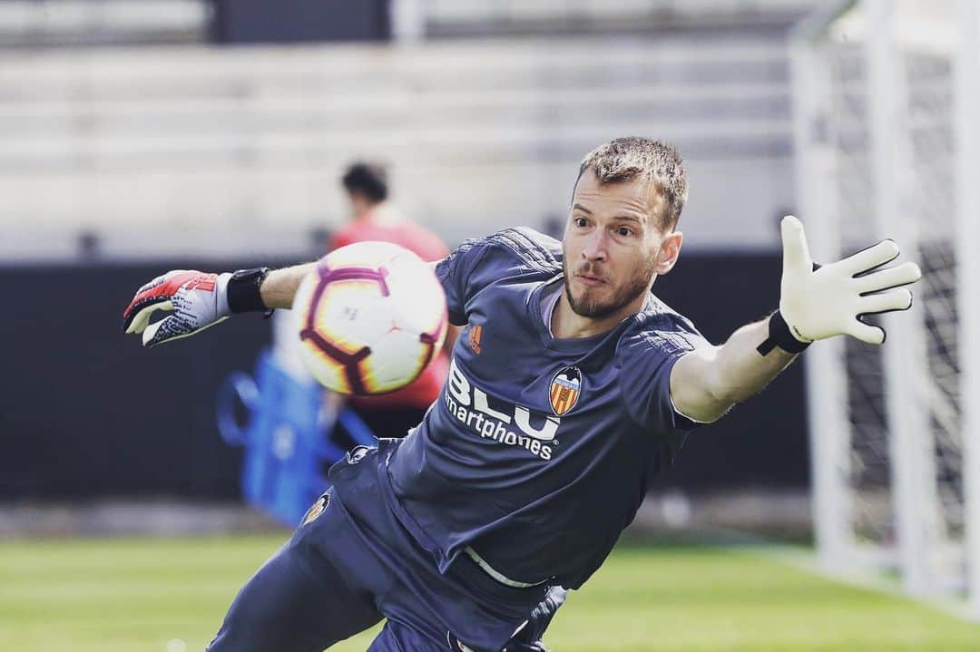 ノルベルト・ムラーラ・ネトのインスタグラム：「⚽️👀 #valenciacf」