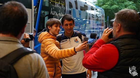 レアル・ソシエダさんのインスタグラム写真 - (レアル・ソシエダInstagram)「👋 Barcelona! 🔵⚪️🔵 . #EspanyolRealSociedad」5月18日 3時28分 - realsociedad