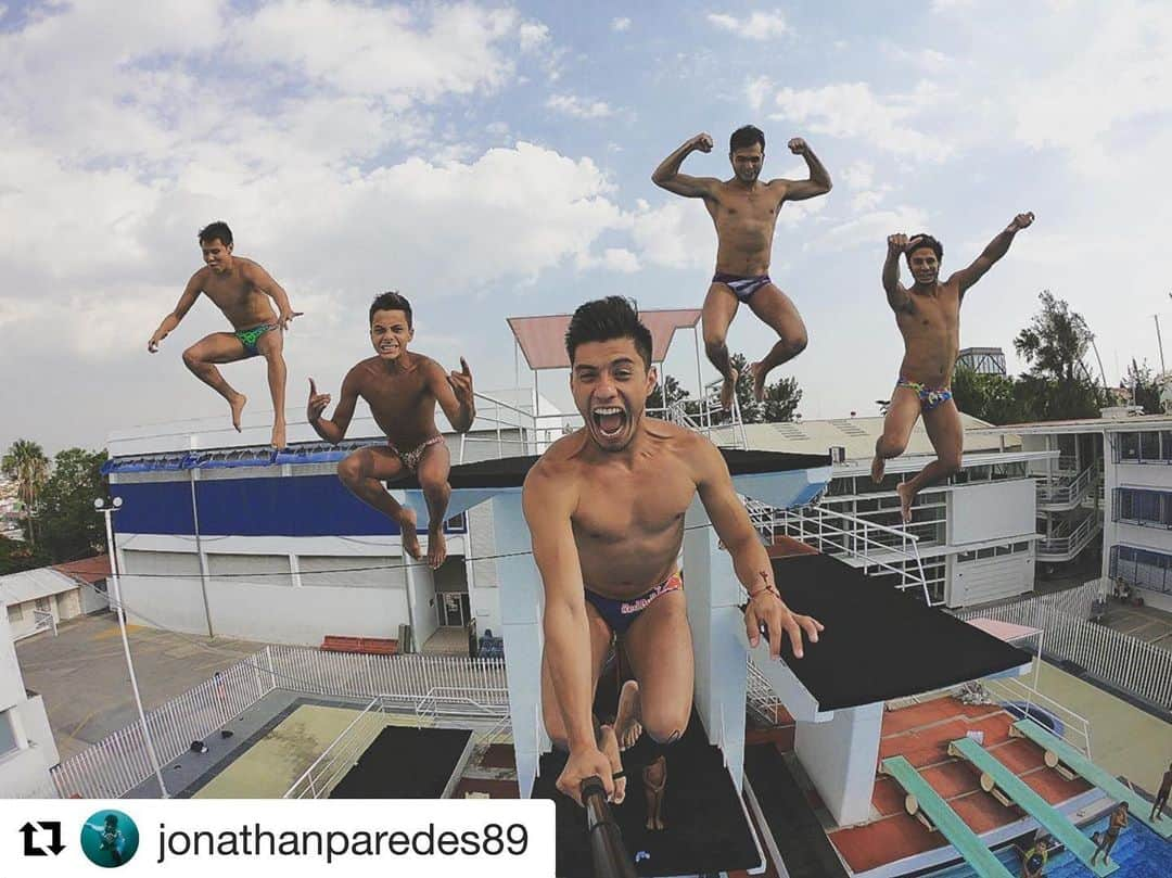 イヴァン・ガルシアさんのインスタグラム写真 - (イヴァン・ガルシアInstagram)「#Repost @jonathanparedes89 with @get_repost ・・・ 🎵Divers in the air🎶 . . 📸 @gopromx . . #flying #divers #guadalajara #mexico #myteam.../ ánimo banda que ya es viernes 🔥💪🏻」5月18日 3時28分 - ivangarciapollo