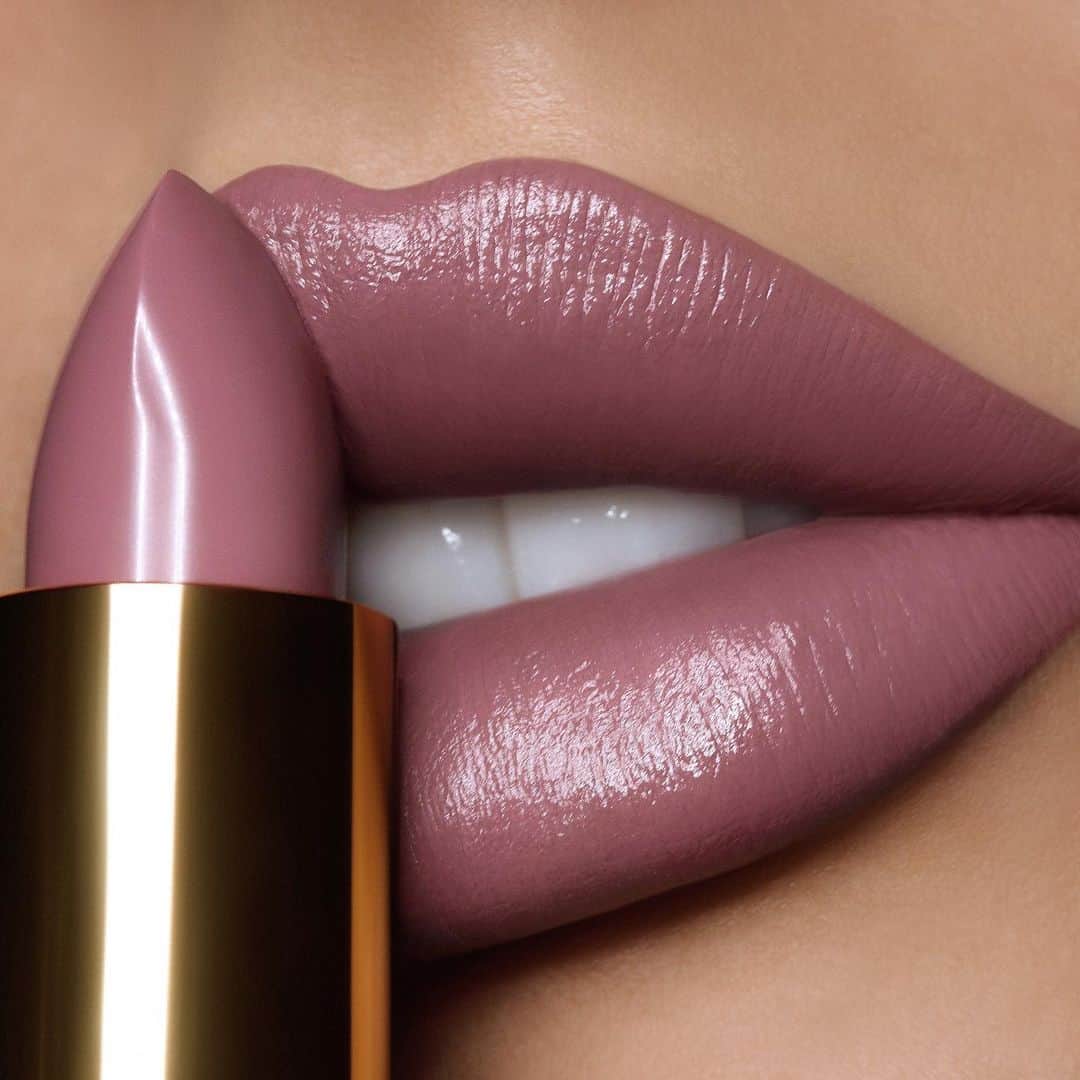 パット・マグラスさんのインスタグラム写真 - (パット・マグラスInstagram)「GREIGE GODDESS⚡⚡⚡ Swipe on #LuxeTrance Lipstick in ‘MADAME GREGIE’ for its creamy, smooth texture and beautiful violet-based beige colour ⚡⚡⚡ AVAILABLE NOW on PATMcGRATH.COM. LUXURIOUS LIP by @claremacmua」5月18日 3時24分 - patmcgrathreal