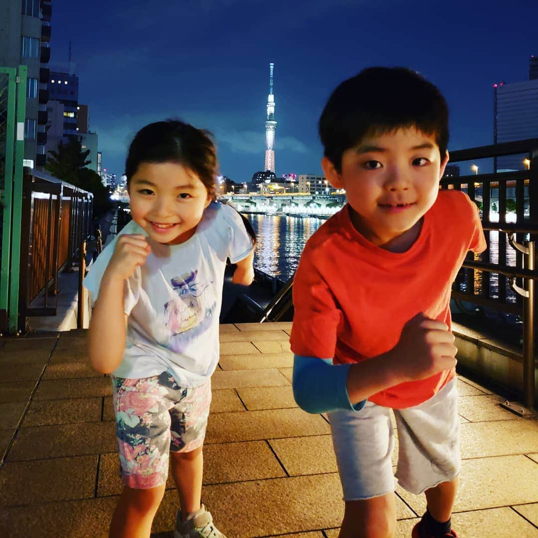 東朋宏さんのインスタグラム写真 - (東朋宏Instagram)「もうすぐ運動会！ 二人ともリレーの選手になったからちょいちょい走り込み！  本番が楽しみだね～‼️ でも幼稚園の時みたいにパパが参加できる競技がないの寂しい。。。(笑)  #運動会 #リレー #隅田川  #ランニング #トレーニング #オレもリレー出たい」5月18日 3時30分 - tomohiro_azuma