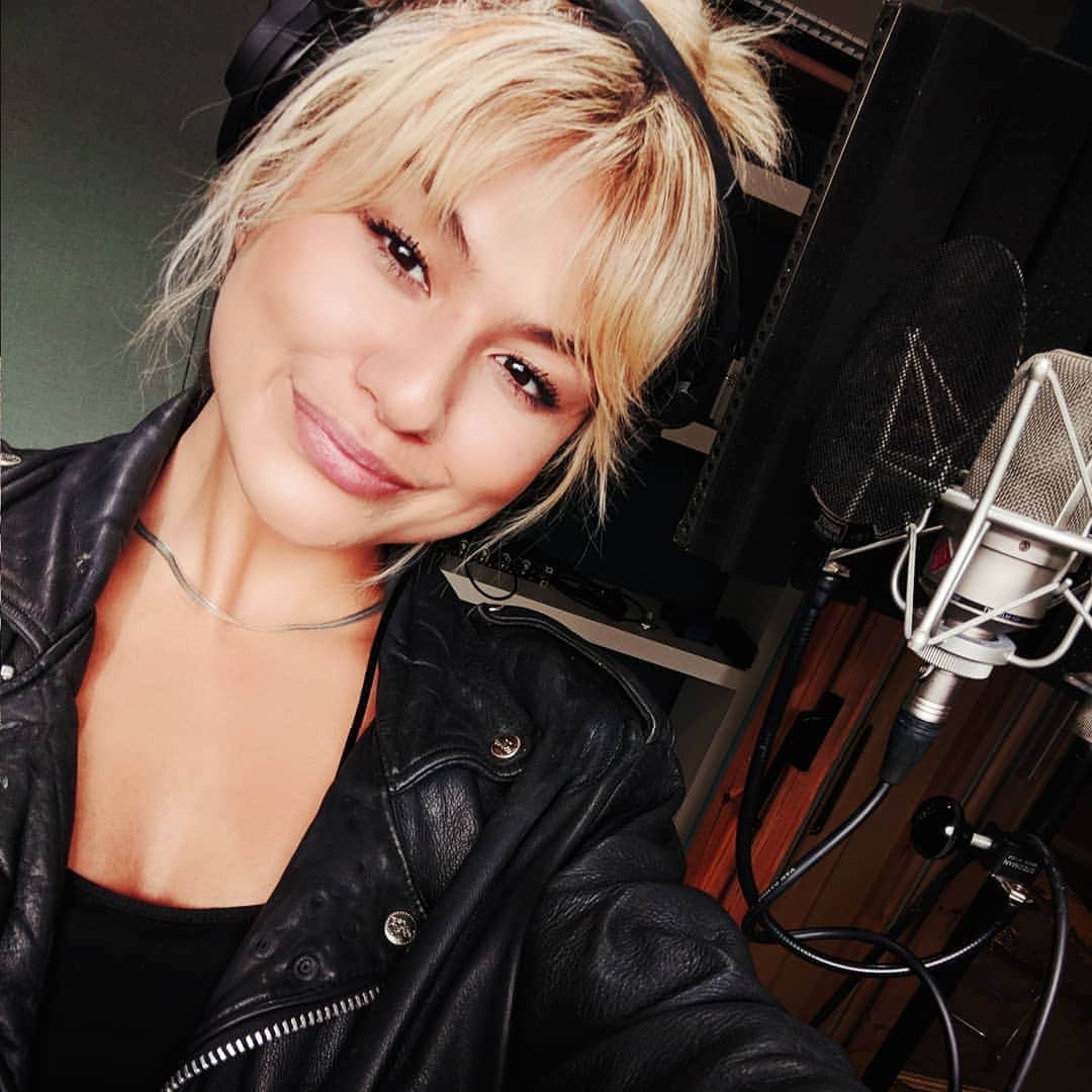 Mali-Koa Hoodさんのインスタグラム写真 - (Mali-Koa HoodInstagram)「Joe and I finished up some single vocals today, so nice to wrap the week and prepare for the next. The next ten days are veeeeery exciting for me. Hope you have a lovely weekend x」5月18日 3時33分 - malikoa