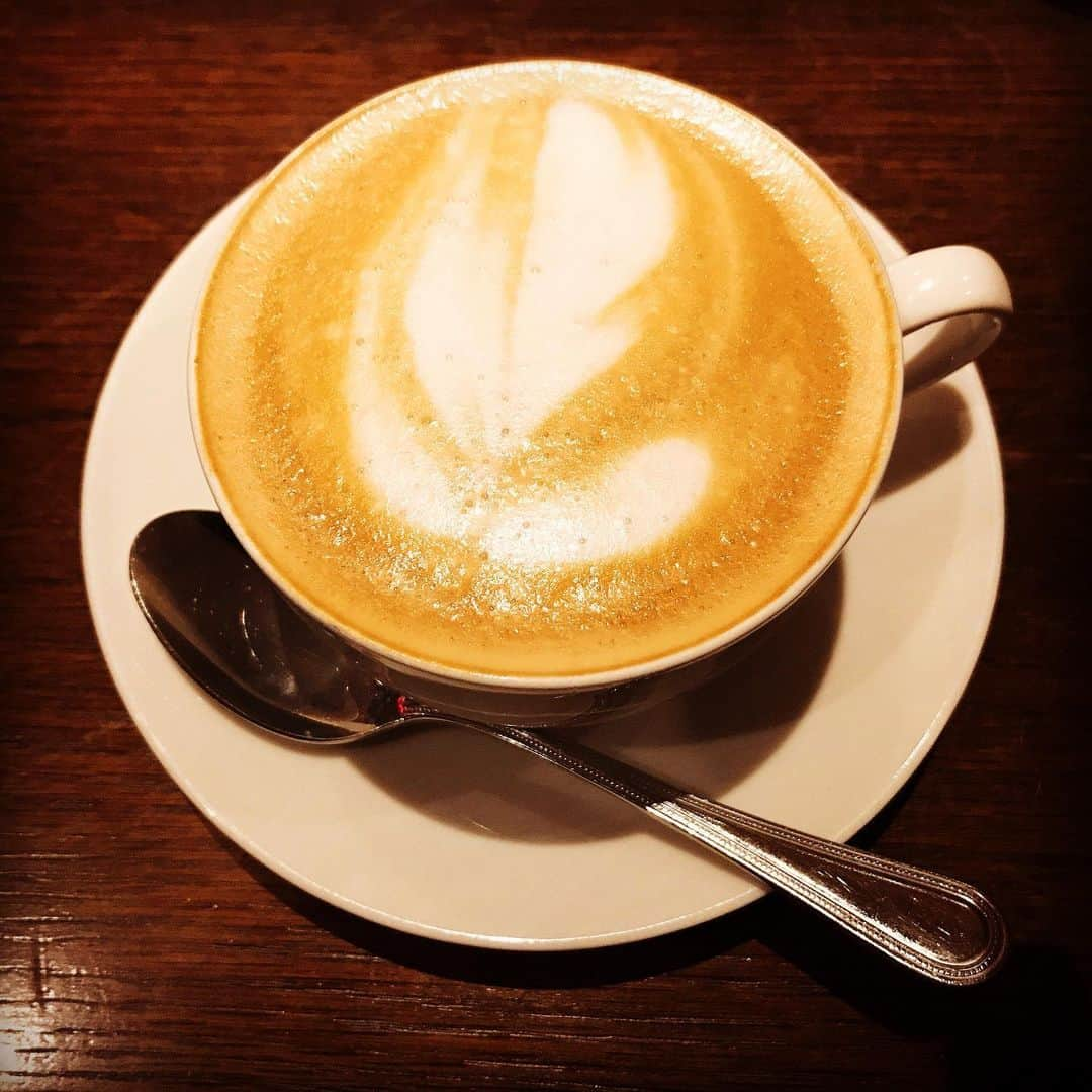 真野ゆりあさんのインスタグラム写真 - (真野ゆりあInstagram)「. 友達と夜カフェしてきた☕*° . バニララテとチョコブラウニー💕 . 雰囲気良いお店だったから 今度はご飯食べに行こう🍽 . #夜カフェ  #バニララテ  #チョコブラウニー  #また行きたいお店  #まったり時間☕️ #楽しかった😊  #そして美味しかった❤️」5月18日 3時35分 - mano_yuria