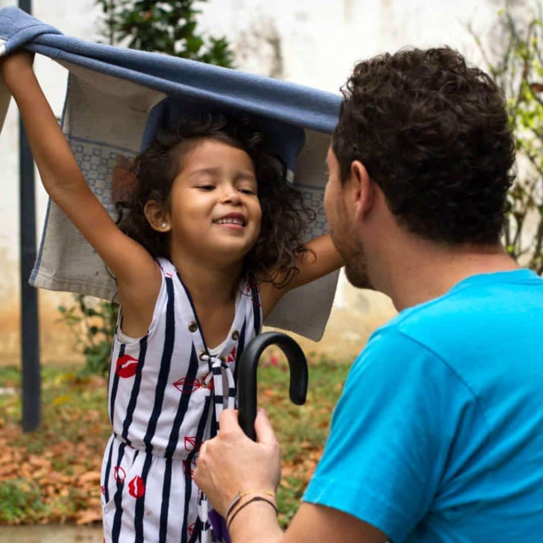 unicefさんのインスタグラム写真 - (unicefInstagram)「Luzmarie, 5, tells our specialist David how she has fun while waiting for her turn at a UNICEF-supported nutritional centre in Caracas, #Venezuela.  We’re helping children get their nutrients and providing families with the information they need to keep water clean and prevent diseases. © UNICEF Venezuela/2019/Gerlotti」5月18日 3時45分 - unicef