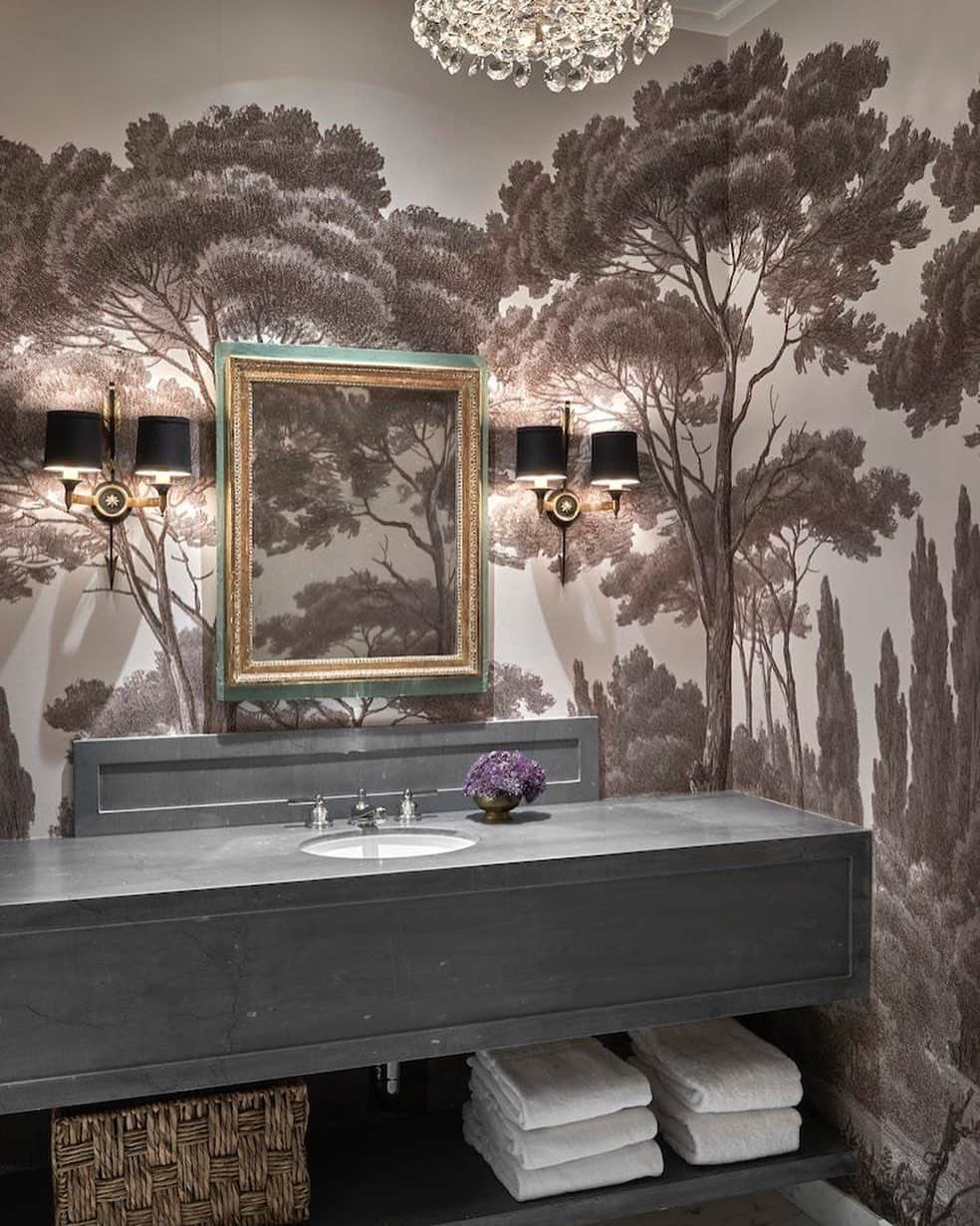 ELLE DECORさんのインスタグラム写真 - (ELLE DECORInstagram)「Vintage-inspired wallcoverings steal the show in this Chicago bathroom, designed by @kadlecdesign and @sashaadlerdesign. The sophisticated city space strikes the perfect balance of indulgence and restraint, with bold pops among a comfortable, lived-in space. Link in bio for the full tour. Photo by @soluriphoto」5月18日 3時38分 - elledecor