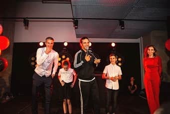 ロビン・ファン・ペルシのインスタグラム：「Meli Meli met @alibspec 🤭😁 Tks for the personal limited edition freestyle rap! This was always on my bucket list #CrowdSurfing 🔥🤣💥💫👌🏻❤️」