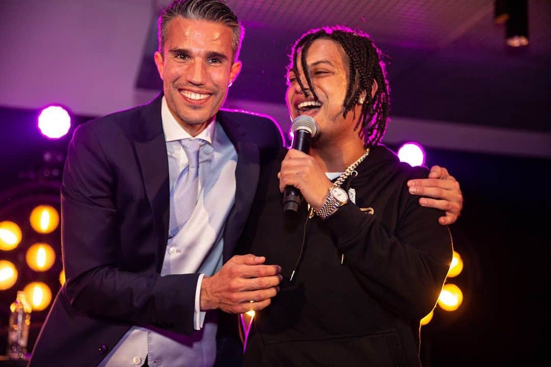 ロビン・ファン・ペルシのインスタグラム：「Ronnie & Robin Thanks for the #outstanding ‘flex’ performance! ❤️😁 @ronnieflex010 💫🤝 #010 #rotterdam」