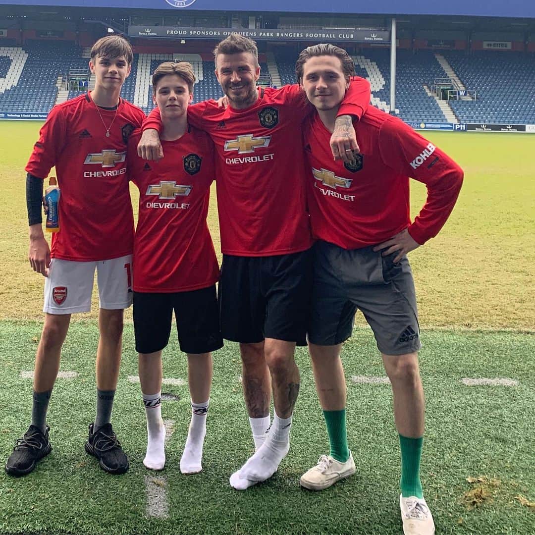 のインスタグラム：「My boys playing football tonight xx Kisses @davidbeckham x ⚽️⚽️⚽️⚽️」