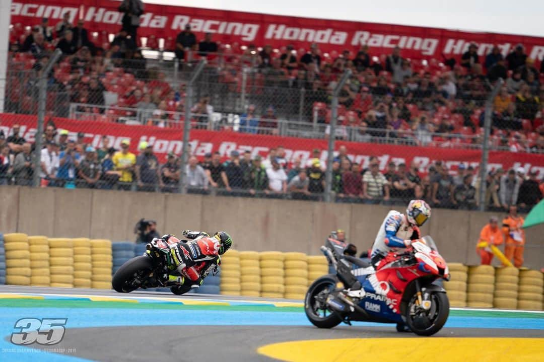 カル・クラッチローさんのインスタグラム写真 - (カル・クラッチローInstagram)「Jacky jacky jacky ! Some boy. Trying to re programme it infront of me and the Honda stand … @jackmilleraus」5月18日 4時03分 - calcrutchlow