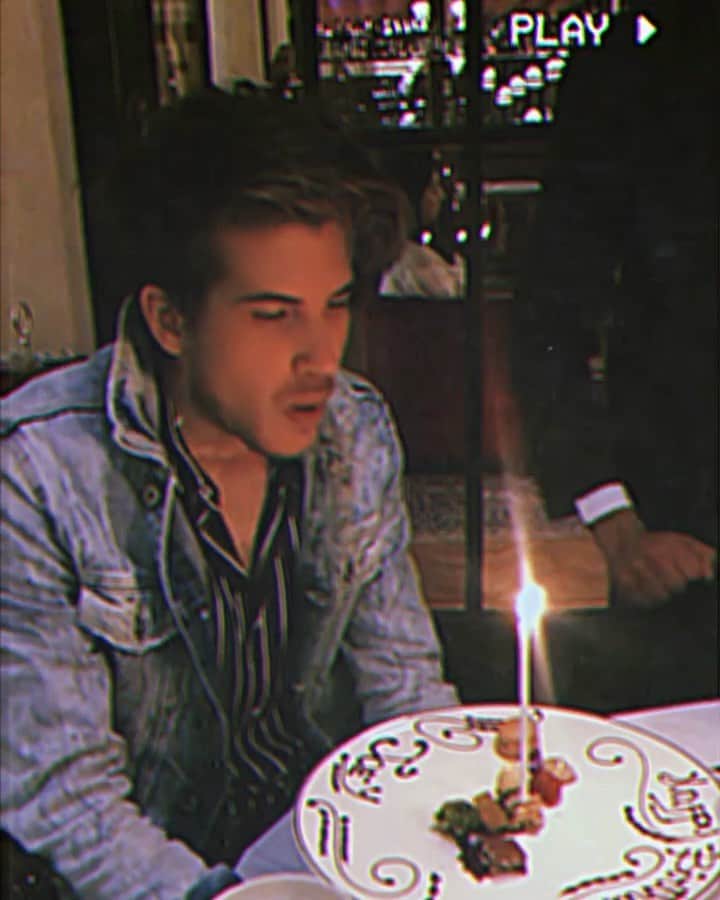 ジョーイ・グレーセッファのインスタグラム：「HAPPY BIRTHDAY TO ME! 🎂🎉💜 Thank you for all the love guys! Comment down below ONE THING you want to accomplish THIS YEAR! 🙌🏼 I want to write another adventure! Let’s do it! 📖」