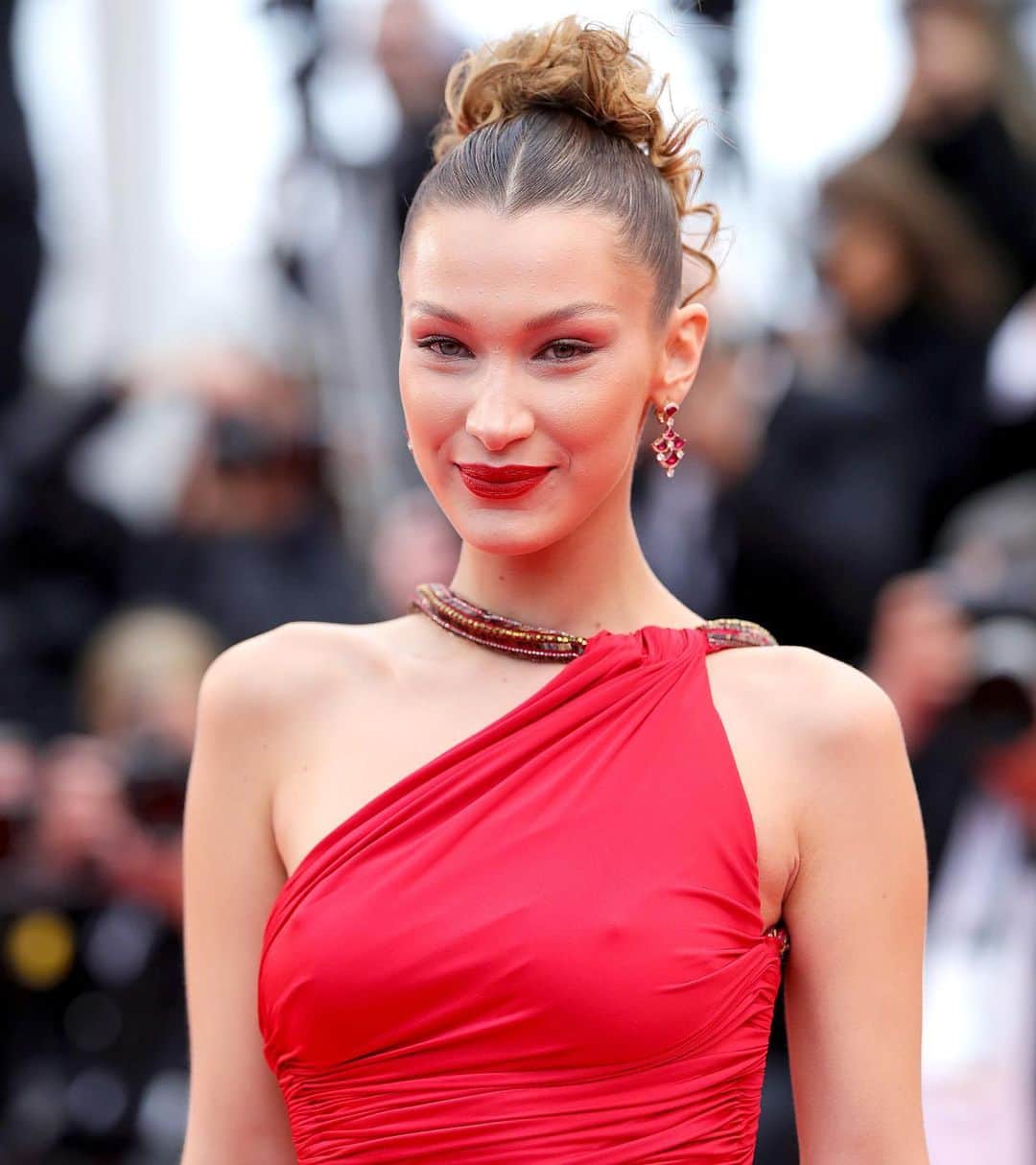 Just Jaredさんのインスタグラム写真 - (Just JaredInstagram)「@bellahadid sizzles in a red @roberto_cavalli dress at the screening of “Pain and Glory” during the Cannes Film Festival! Tap the link in bio for more pics. #BellaHadid #PainAndGlory #CannesFilmFestival #RobertoCavalli Photos: Getty」5月18日 4時00分 - justjared