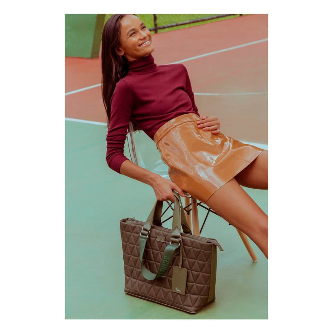 Schutzのインスタグラム：「Fun Fridayay! 💚 #schutznylonedition #schutzhandbags」