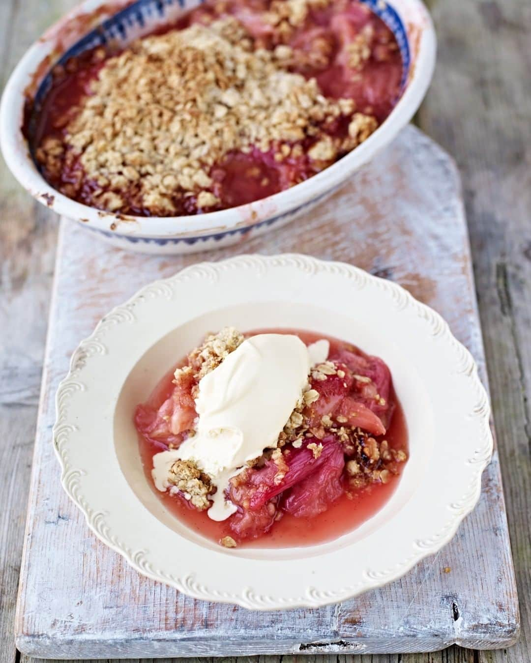 ジェイミー・オリヴァーさんのインスタグラム写真 - (ジェイミー・オリヴァーInstagram)「You lovely lot have been asking for a rhubarb crumble recipe so here's my one from my 'Jamie At Home' cookbook on page 65. I've given it a little twist by adding stem ginger & porridge oats to make the BEST crumble mix ever, trust me. Give it a go and let me know what you think! Couldn't be better timing for a weekend treat! Have a good one guys! x P65 in Jamie At Home. #FridayFeeling #CrumbleRecipe」5月18日 4時06分 - jamieoliver