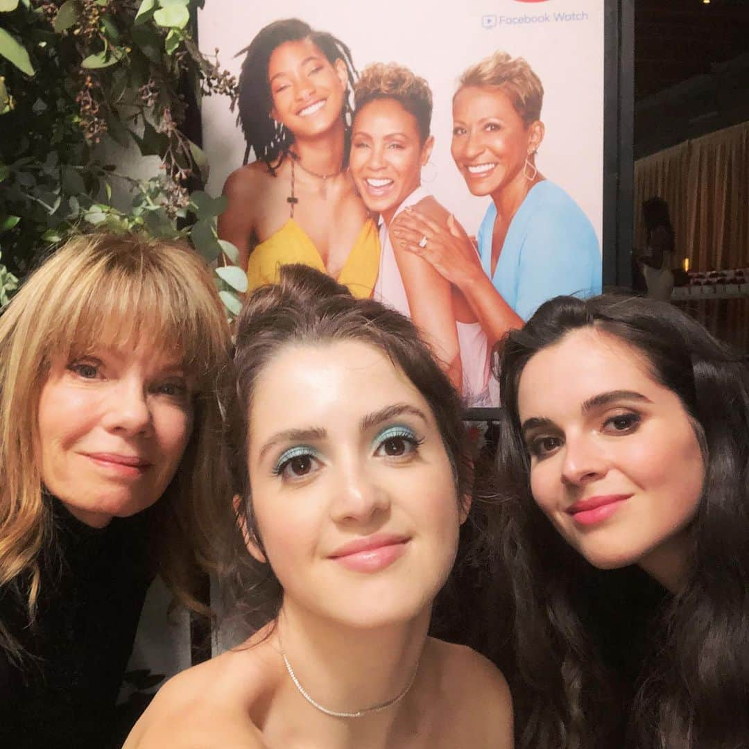 ローラ・マラノさんのインスタグラム写真 - (ローラ・マラノInstagram)「Took a selfie with the girls yesterday...kind of...but actually, @redtabletalk is incredible, and it was so inspiring to hear @jadapinkettsmith, @willowsmith, and @adriennebanfieldnorris discuss how important it is to talk about really tough subjects. Thank you @themomsnetwork for inviting us and for everything we’re gonna do together for #savingzoe ❤️」5月18日 4時08分 - lauramarano