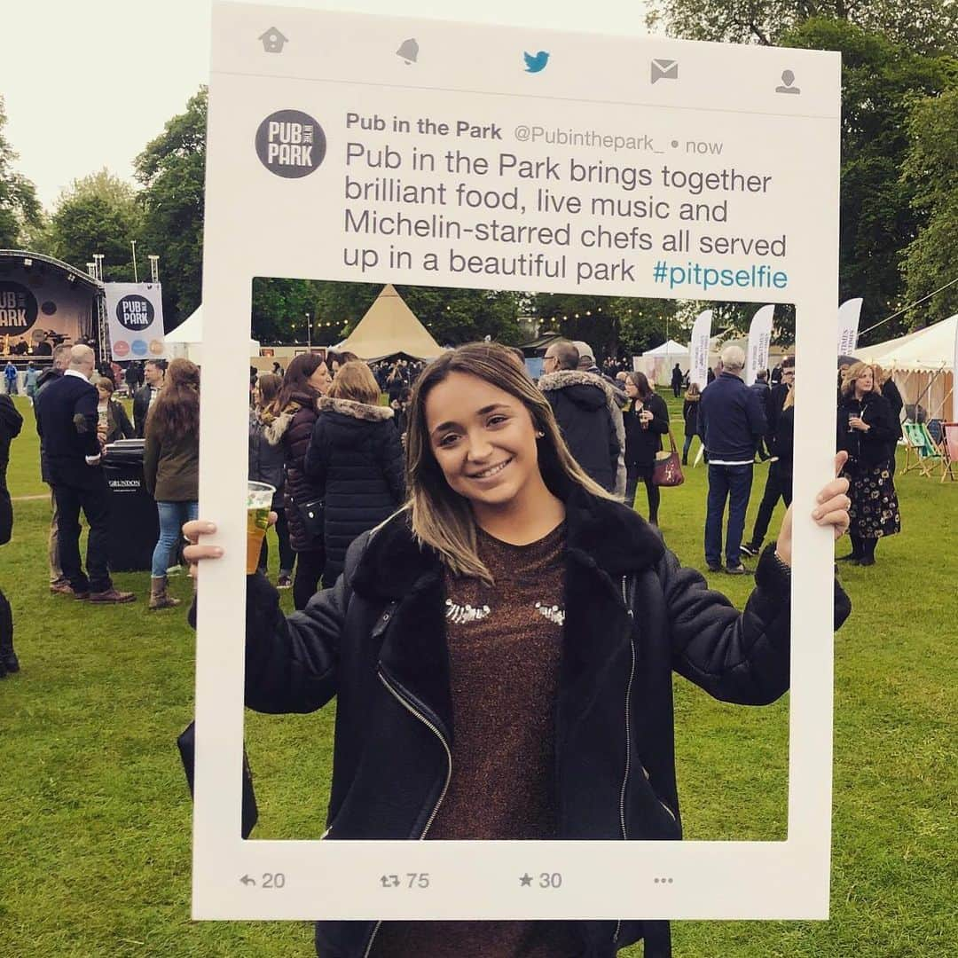 ローレン・プラットさんのインスタグラム写真 - (ローレン・プラットInstagram)「Even the rain couldn’t keep us away from #pubinthepark today!🍻😍 #pitpselfie #marlow」5月18日 4時19分 - laurplatt