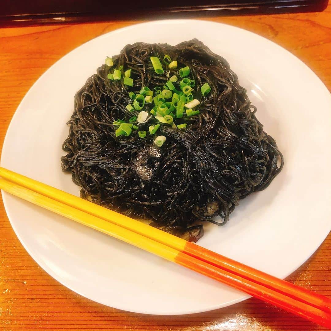 黛英里佳さんのインスタグラム写真 - (黛英里佳Instagram)「石垣島の夜🍺 沖縄料理の中でもトップクラスに大好きなふーちゃんぷるーとイカスミそーめん😋 もうなんだか佇まいが美しい😭💕 石垣島港離島ターミナルで具志堅さんの銅像もぱちり📷 数年前ケンミンSHOWのロケでここでご本人とお写真撮っていただいたのが懐かしい☺️🏝 #石垣島#ふーちゃんぷるー#イカスミそーめん#堪能😋」5月18日 15時15分 - erikamayuzumi_official