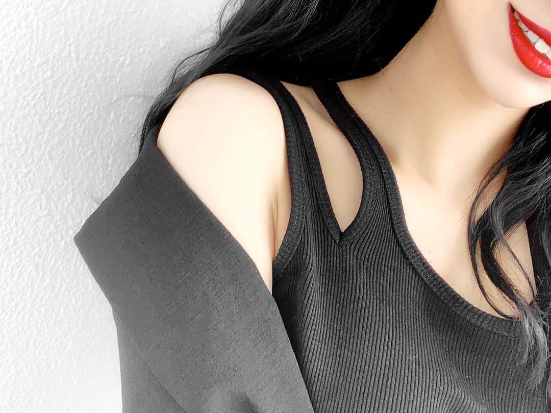 lve_xxxxのインスタグラム：「.﻿ .﻿ @jeanasis_official ﻿ ☑︎アシメネックタンク﻿ ﻿ トレントのアシメネックのタンク﻿ ﻿ 腕出し💪しない(出来ない)けど﻿ ﻿ シャツとか羽織って肩を落としたり﻿ ワンショとか肩落ちるアイテムと﻿ レイヤードするのにも使える◎﻿ ﻿ たーだーー﻿ インナータンクでいけるか？﻿ 思ったが、寒かった件﻿ ﻿ 夜凍える🥶﻿ なんか、インナー買おう←﻿ ﻿ ﻿ #jeanasis #アシメネックタンク﻿ #肌見せ #チラ見せ﻿ ﻿」