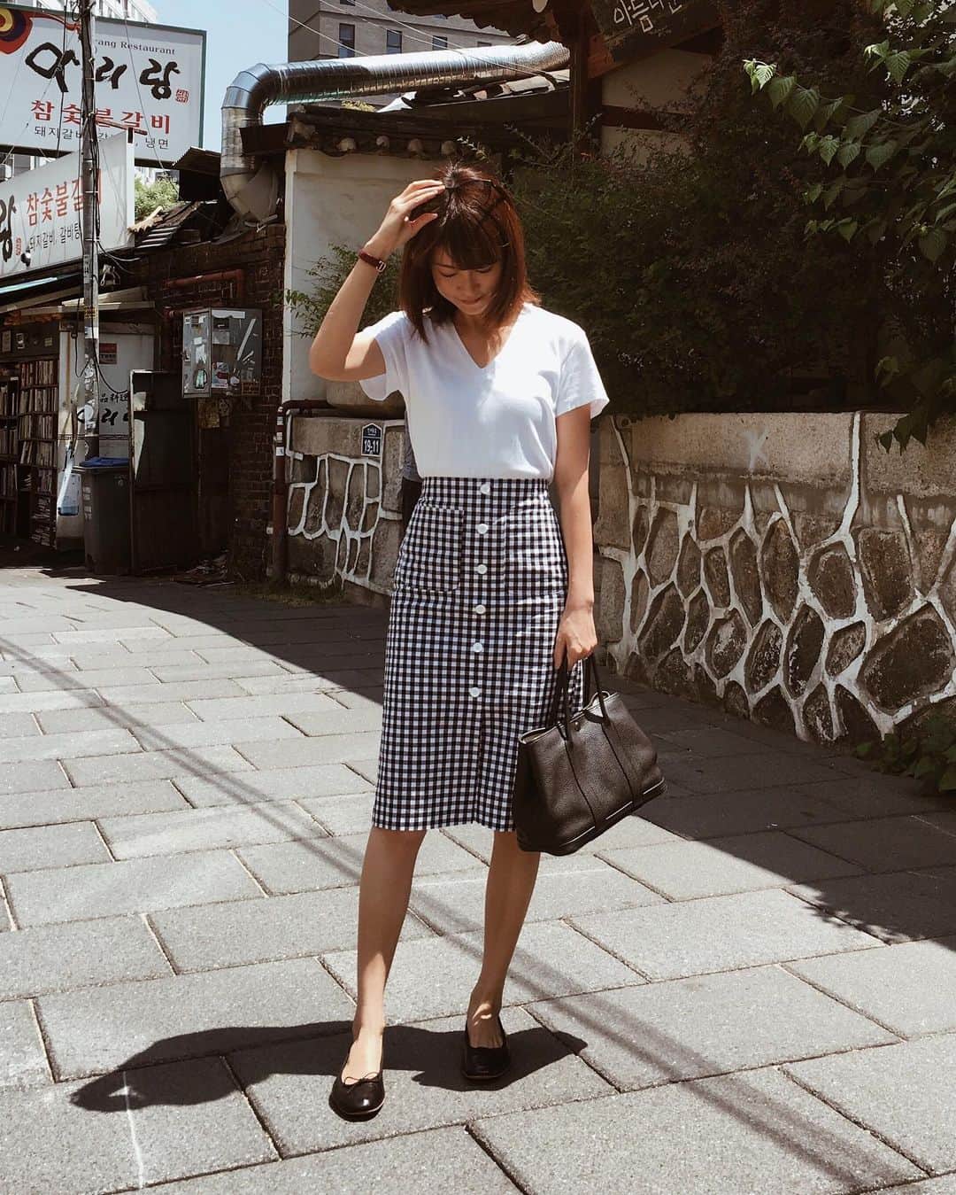 Shokoのインスタグラム：「＊Fashion＊ Throw back to exactly last year from now. I picked up this gingham skirt when I was traveling in Korea last year. It was at a random non-branded local store. I don’t even remember which shop I bought it but sometimes you find great pieces at the most random place. ・ Here’s a few ways to style printed skirts like this. You can go casual, or chic office look to weekend relaxed style. ・ #outfitpost」