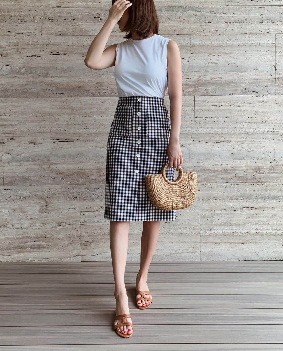 Shokoさんのインスタグラム写真 - (ShokoInstagram)「＊Fashion＊ Throw back to exactly last year from now. I picked up this gingham skirt when I was traveling in Korea last year. It was at a random non-branded local store. I don’t even remember which shop I bought it but sometimes you find great pieces at the most random place. ・ Here’s a few ways to style printed skirts like this. You can go casual, or chic office look to weekend relaxed style. ・ #outfitpost」5月18日 13時41分 - simplytokyo