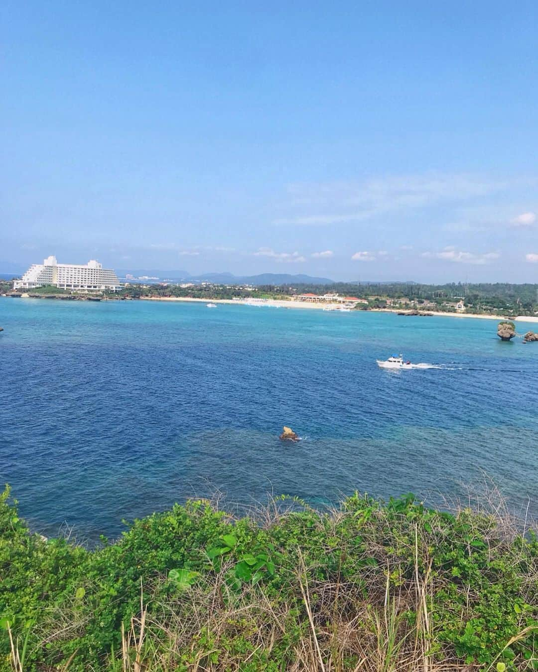 横田亜美さんのインスタグラム写真 - (横田亜美Instagram)「❤︎ . 沖縄投稿一旦終わり🏝* . 初めての万座毛⛰ . 景色が綺麗だった〜 何よりも海が綺麗っっ . 国際通りでお揃いの服買って 双子コーデしたよ💕💕 . 帽子とかは似たもので 合わせました〜💕👒💕 . 今は東京にいるから 東京投稿明日からしてく💕 . . #沖縄 #沖縄旅行 #旅行 #万座毛 #おそろコーデ #お揃いコーデ #双子コーデ #おそろ #ツインズ #双子 #かわいい #ドット #海 #なかよし #同じ歳 #okinawa #japan」5月18日 13時42分 - amimi0218