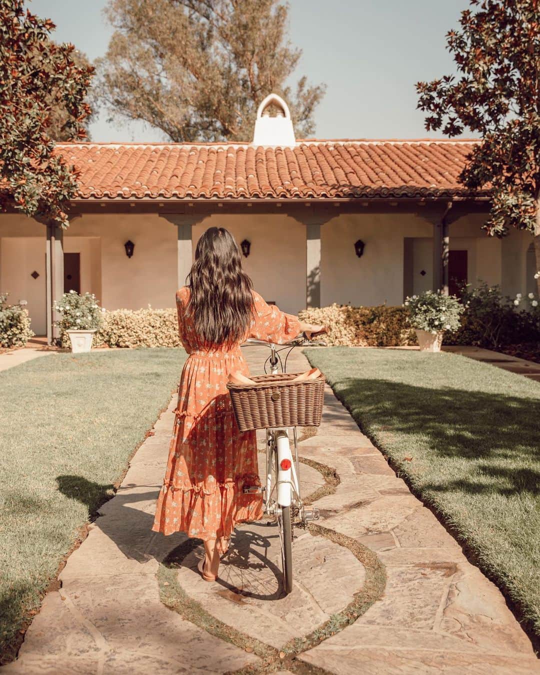 W E Y L I Eのインスタグラム：「Me walking away from all my problems 👋🏼 hahaha jk, maybe my biggest problem is my fibromyalgia that has been acting up lately. If you deal with chronic illnesses, you are not alone! I’ve had fibromyalgia since I was 8. I almost don’t remember what it’s like to go to bed without pain and wake up without it. It’s become a huge part of my life & my “new normal.” People who run into me on a day to day or see me online probably will never guess this because I’m walking around and going about my day. But everyday I’m aching, different areas depending on the day. Sometimes it’s so bad I don’t even know what to do with myself. I’m sharing this because I think it’s important to share. Lately I’ve been receiving messages from girls who also struggle with chronic illnesses and it reminded me how important it is for me to use my platform to remind others they’re not alone! Obviously I ain’t tryna see y’all in pain (lol), but it really brings me comfort knowing I’m not alone and thought this post will help anyone suffering feel the same. I understand the frustration of everyone asking/telling you- “have you tried this medication, have you tried this treatment, what if you changed your diet, etc.” I’ve been asked those questions my entire life & I’ve seen different doctors, taken different meds, and different treatments with little to no improvements. Some days it feels hopeless. Point of this long winded post is- I feel you girl (& boy, I didn’t forget about you!)...some days you feel hopeless, drained, misunderstood...but it’s still a great life! Tomorrow is a new day and I’m hopeful we all find comfort someday. But for now, remember you’re not alone!」