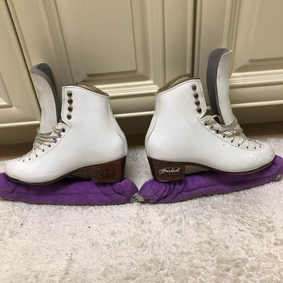 クリスティー・ヤマグチさんのインスタグラム写真 - (クリスティー・ヤマグチInstagram)「Polishing skates the night before competition. I was always told clean white skates were a mark of professionalism. I better buff these to a nice shine for Emma! @harlickskatingboots #likemotherlikedaughter #madeintheusa」5月18日 13時55分 - kristiyamaguchi