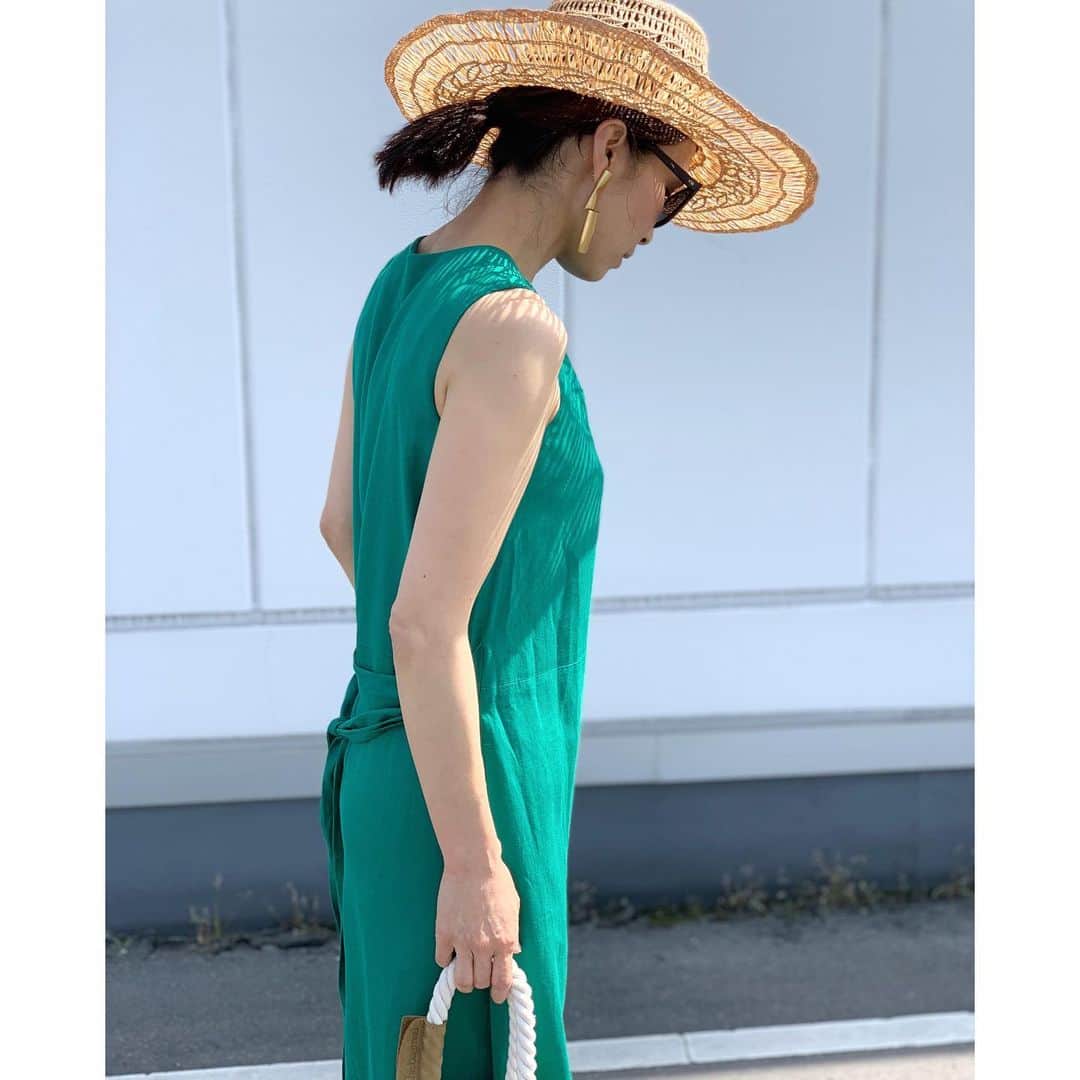 斎藤寛子さんのインスタグラム写真 - (斎藤寛子Instagram)「久々にビタミンカラーのワンピース着ました👗着るだけで元気が出る気がする😊💚. . 腕や肩、ウエストやサイズ感、絶妙にバランスがよくて着てて気持ち良い🙆‍♀️💚. . one-piece #greenlabelrelaxing @ua_greenlabel  #glrsnap#greenlabelrelaxing #グリーンレーベルリラクシング #ワンピース#ワンピースコーデ #夏コーデ#coordinate #outfit#ootd#ママファッション#ママコーデ#カジュアル#大人カジュアル」5月18日 13時58分 - hiroko4life
