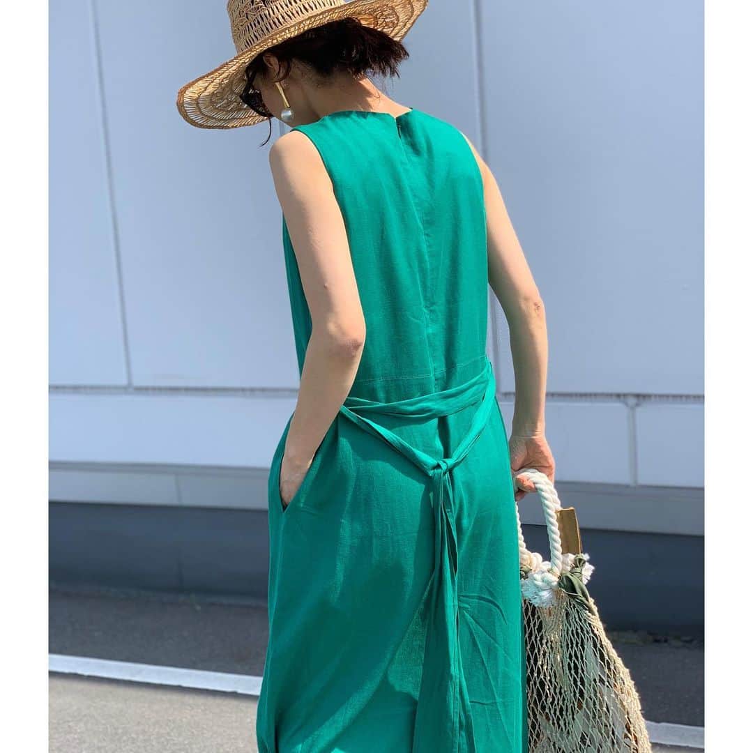 斎藤寛子さんのインスタグラム写真 - (斎藤寛子Instagram)「久々にビタミンカラーのワンピース着ました👗着るだけで元気が出る気がする😊💚. . 腕や肩、ウエストやサイズ感、絶妙にバランスがよくて着てて気持ち良い🙆‍♀️💚. . one-piece #greenlabelrelaxing @ua_greenlabel  #glrsnap#greenlabelrelaxing #グリーンレーベルリラクシング #ワンピース#ワンピースコーデ #夏コーデ#coordinate #outfit#ootd#ママファッション#ママコーデ#カジュアル#大人カジュアル」5月18日 13時58分 - hiroko4life