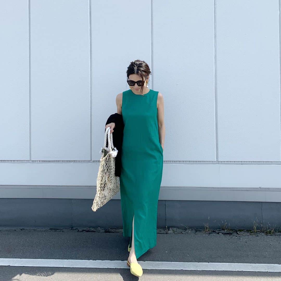 斎藤寛子さんのインスタグラム写真 - (斎藤寛子Instagram)「久々にビタミンカラーのワンピース着ました👗着るだけで元気が出る気がする😊💚. . 腕や肩、ウエストやサイズ感、絶妙にバランスがよくて着てて気持ち良い🙆‍♀️💚. . one-piece #greenlabelrelaxing @ua_greenlabel  #glrsnap#greenlabelrelaxing #グリーンレーベルリラクシング #ワンピース#ワンピースコーデ #夏コーデ#coordinate #outfit#ootd#ママファッション#ママコーデ#カジュアル#大人カジュアル」5月18日 13時58分 - hiroko4life