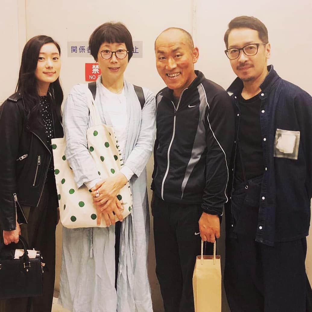 中島亜梨沙さんのインスタグラム写真 - (中島亜梨沙Instagram)「こまつ座「木の上の軍隊」  ご縁があり、「父と暮らせば」と「母と暮らせば」を拝見していたので、観たかった舞台。 きっとこの先もずっとずっと語られていくであろうこの作品を、今観られた事は、私にとって大きな財産でした。  終演後に偶然お会いした丸会メンバーの皆さまと😊  #こまつ座 #木の上の軍隊  #紀伊国屋サザンシアター #真田丸 #丸会 #山西惇 さん #峯村リエ さん #栗原英雄 さん」5月18日 14時15分 - arisa_nakajima_desu