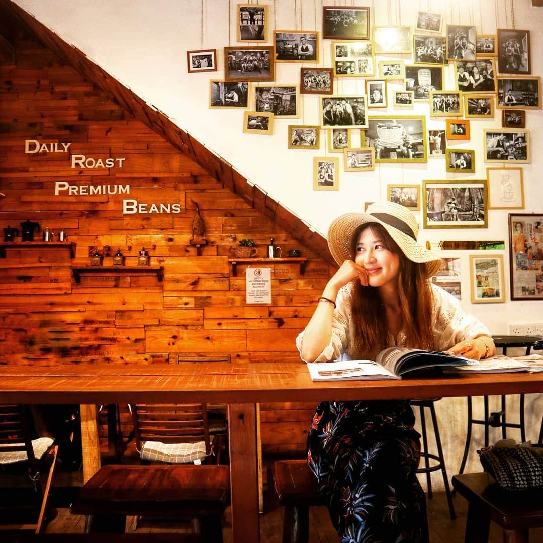 のインスタグラム：「． 🌿🌿🌿 MAAPAN!LOL😻😻 Do you notice?💓 ． they're such an entertainer😂😂 ． We'll be BFF👯👯👯 ． #アジア #アジア旅行 #photography #女子旅 #海外旅行 #ねこ #海が好き #ねこ好き #海好きな人と繋がりたい #cat #旅したくなるフォト  #catoftheday #写真撮ってる人と繋がりたい  #catlovers #ファインダー越しの私の世界  #カメラ女子 #カフェ #myshangrila」