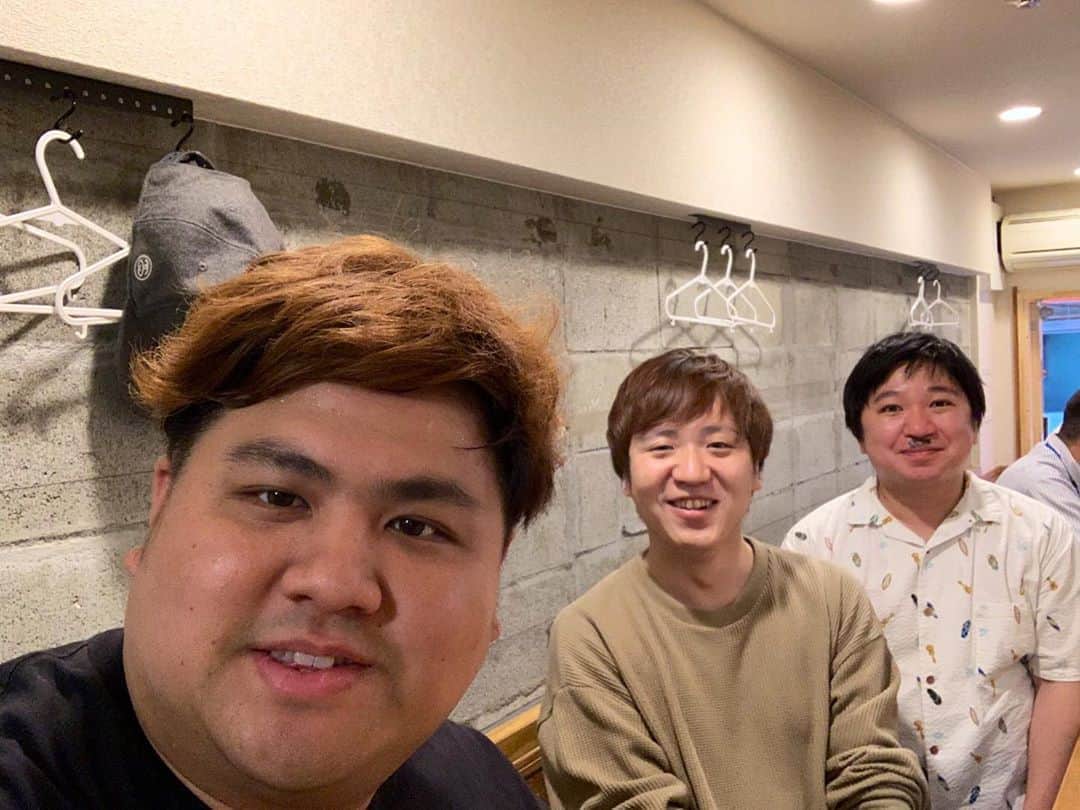 池田真一のインスタグラム：「ニッポンの社長のケツと丸亀じゃんごの北村とランチ来てます！  ケツなんかいつもと雰囲気が違う気がするけど、、、 まぁ気のせいでしょう！」