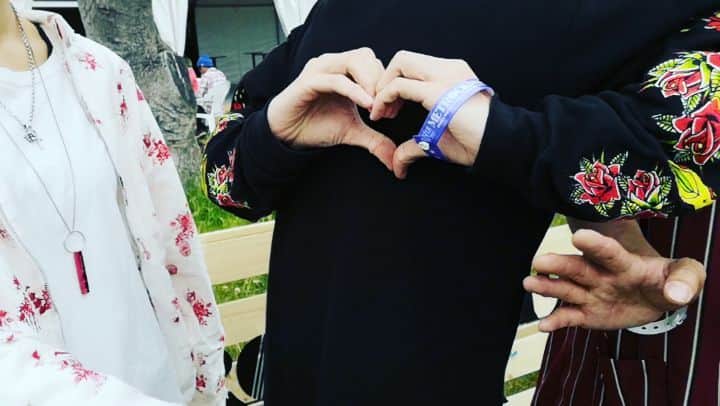 のインスタグラム：「＼#メトロック2019／﻿ ﻿ 絶妙な画角で﻿ #ミオヤマザキ(@mioyamazaki0428)﻿ から、ライブ終わりのコメントを！﻿ ﻿ #映るか映らないか #ギリギリを攻める自撮り #mio #taka #Shunkichi #Hang-Chang #エムオンミュージック #monmusic #自撮り棒 #セルフィー #メトロック #METROCK #メトロック2019 #METROCK2019 #リアルタイムレポート #メトロック2019MMレポ #メトロック大阪 #動画﻿」
