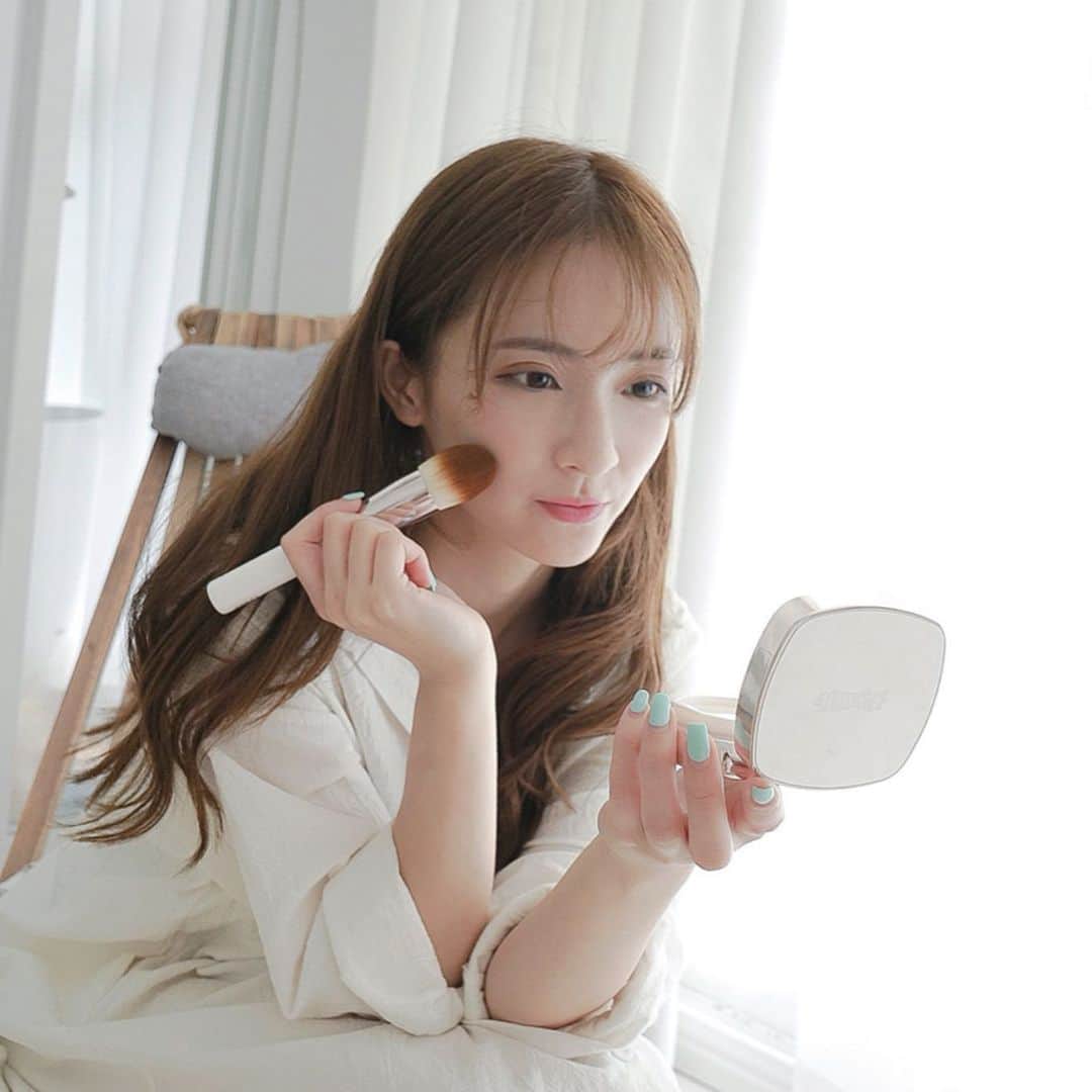 Giann Chanのインスタグラム：「I’ve been using @Lamer The Luminous Lifting Cushion Foundation for a year and it’s still my all-time favorite for a flawless look!! And recently I have found a new primer to pair it up – The Hydrating Illuminator which can brighten up and awake my skin before makeup. I love to use a foundation brush to apply the cushion to create a weightless and smooth look. ⭐️ This combo is absolutely recommended for this summer. Incidentally, there are 12 shades available for all skin tones, you should definitely try it at store! . . #Skincolordelamer」