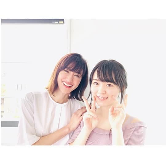 前田ゆかのインスタグラム：「表情が本当に、 フレッシュなかわいさでした✨  思わず触れたくなるような真っ白な 透明肌の←(パーンと透き通った美肌に釘付け) @akb48 西川怜ちゃんと一緒の撮影でした！  #美STマザー娘の肌も紫外線から守りぬく  正しいUV対策。 忙しい朝、 日課になるように玄関などに置く 毎日たっぷり使えるポンプ式の UVおススメです！  美ST7月号でぜひチェックしてくださいね✨ @rei_nishikawa_1025 ちゃん @endoyuki  くん @fuyumi_kubo  ちゃん @kyoko_oku_  さん  #美ST #美スト #akb48  #日焼け止めUV #紫外線対策 #親子美容 #beauty #uvケア  #西川怜ちゃん」