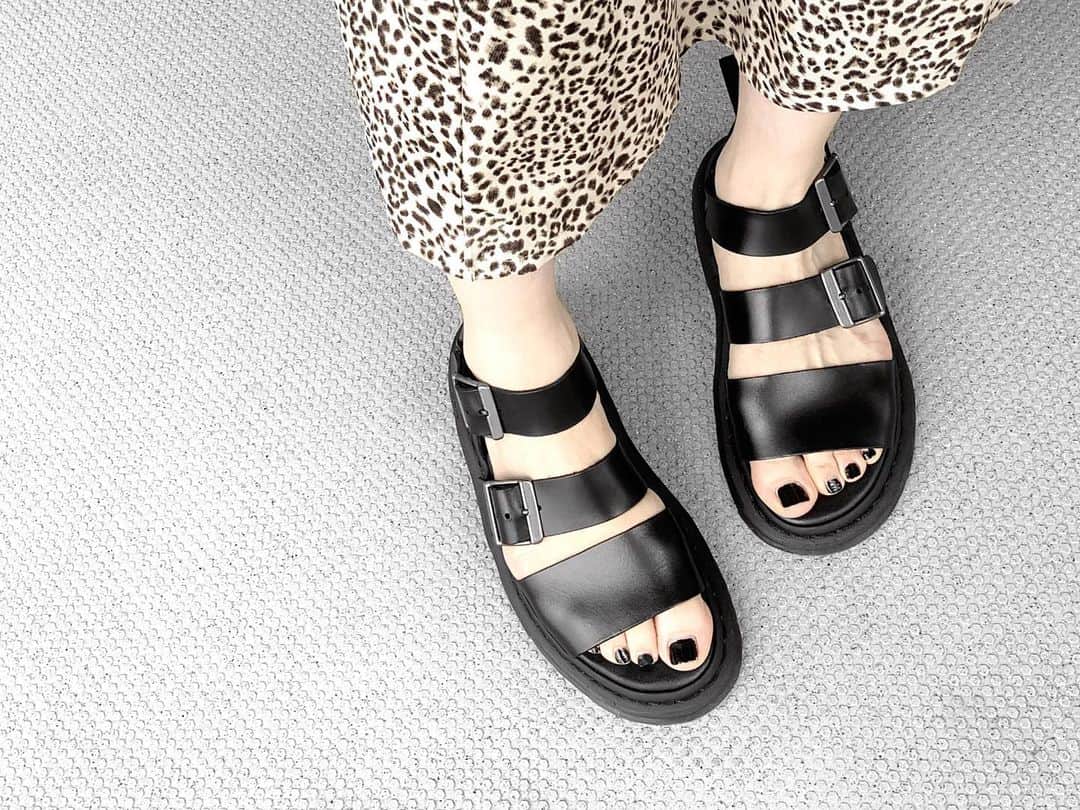 lve_xxxxのインスタグラム：「.﻿ .﻿ @drmartensofficial ﻿ 今年も始めます👣﻿ ﻿ 裸足でもういいよね？﻿ 寒いけど←﻿ ﻿ 明日フットネイル行ってこよ💅﻿ ﻿ ﻿ #drmartens #sandal #👣﻿ #足元倶楽部 #足元くら部﻿ ﻿」